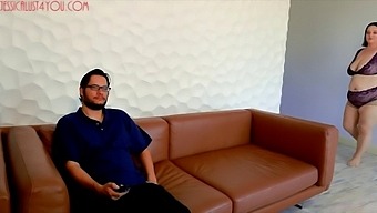 Зрела Порно Звезда Се Спрема За Своју Хардкор Сцену.