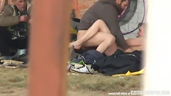 Evropski Trojček, Ki Se Ukvarja Z Javnim Seksom, Ujet Na Spycam