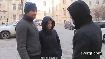 Мушкарац Плаћа Да Његова Привлачна Девојка Има Секс Са Другим Мушкарцем За Новац.