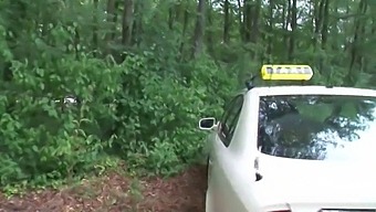 Немачки Таксиста И Милф Упуштају Се У Врући Сусрет.