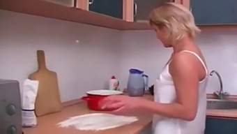 Руска Мама И Њен Неочух Се Препуштају Табу Задовољству.