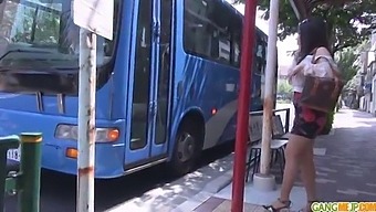 Японская Подросток Чинацу Занимается Групповым Сексом На Публике С Помощью Секс-Игрушек.