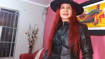 Запањујућа Зрела Жена Носи Заводљив И Узбудљив Костим Вештице За Ноћ Вештица.