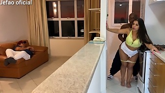 Reparé Una Máquina Para Un Cliente Y Me Quedé Sola Con Una Mujer Caliente, Que Quería Tener Sexo Conmigo