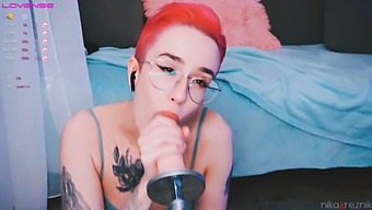 Hermosa Mujer Disfruta De La Garganta Profunda De Una Máquina De Follar