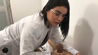 Un Médico Con Un Gran Culo Ayuda A Los Problemas De Erección De Un Paciente En Un Video Español.