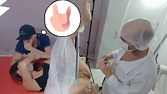 Стручни Преглед Жене И Мужа Доводи До Неочекиване Интимности Са Доктором.