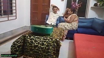 Indisk Bhabhi Anmoder Om Sex På Hindi!
