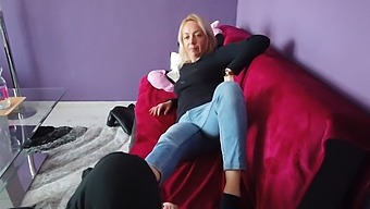 Плавокоса Жена Добија Своју Прву Масажу Стопала И Третман Фетиша Стопала.