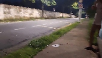 Прелепа Девојка Даје Смео Јавни Руковање На Аутобуском Терминалу.