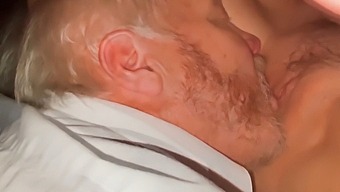 Тројка Са Напаљеним Паром И Згодном Милф-Ом.