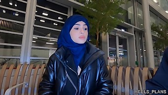Nadja, Zakrita Iranka, Se Ukvarja Z Analnim Seksom Na Stranišču In Hodniku Kot Del Spolne Transakcije Za Letalske Vozovnice