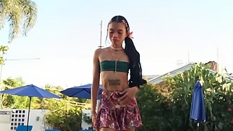 Ситна Принцеза Се Суочава Са Сталним Претњама Огромног Чудовишта У Застрашујућој Причи.