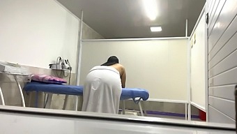 Сладострасна Латино Пацијенткиња Са Великим Задњим Делом Прима Лечење И Бива Снимљена У Медицинској Ординацији.