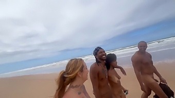 Nudistična Zabava Na Plaži S Vročimi Prijatelji In Kanček Amaterske Akcije
