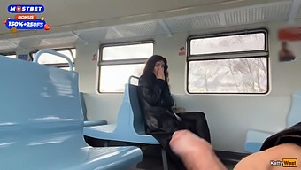 Авантура Јавног Воза Са Потпуним Странцем Завршава У Врућој Сцени.